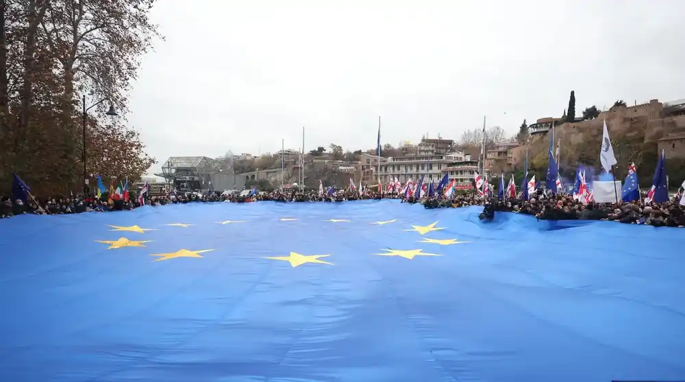 თბილისში ევროკავშირის ყველაზე დიდი დროშა გაიშალა - მსვლელობას საქართველოს პრეზიდენტი შეუერთდა